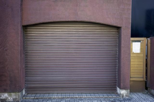 When Fixing a Garage Door Is Safe to DIY — and When You Must Call a Pro